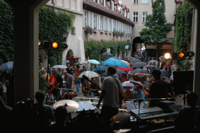 download unterm Regenschirm, Schwabacher Brgerfest, 24.Juli 2004, 247kB